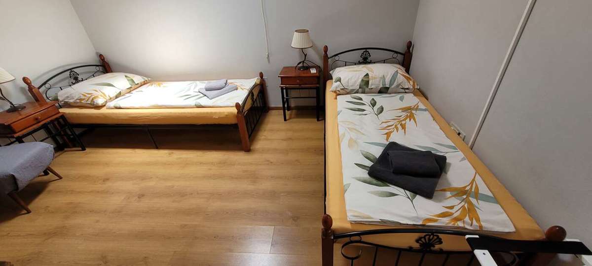 Tenuta con due case in pietra e piscina